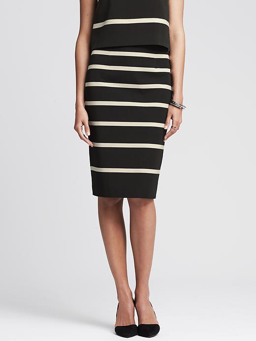 Working Woman Chic: Various Types of Professional Women’s Fashion At the Office