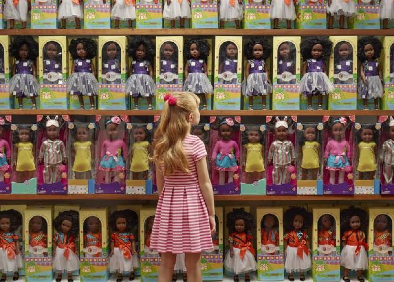 https://mic.com/articles/177195/these-three-pictures-make-a-powerful-statement-about-race-and-power-among-women#.OTIM82aCP